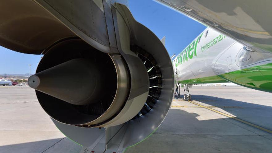 Motor de una de las nuevas aeronaves de Binter, los Embraer E192-E2, en la pista del aeropuerto de Gran Canaria.