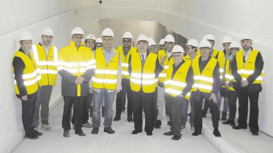 Losada, con técnicos e ingenieros de caminos, canales y puertos, ayer, durante la visita.