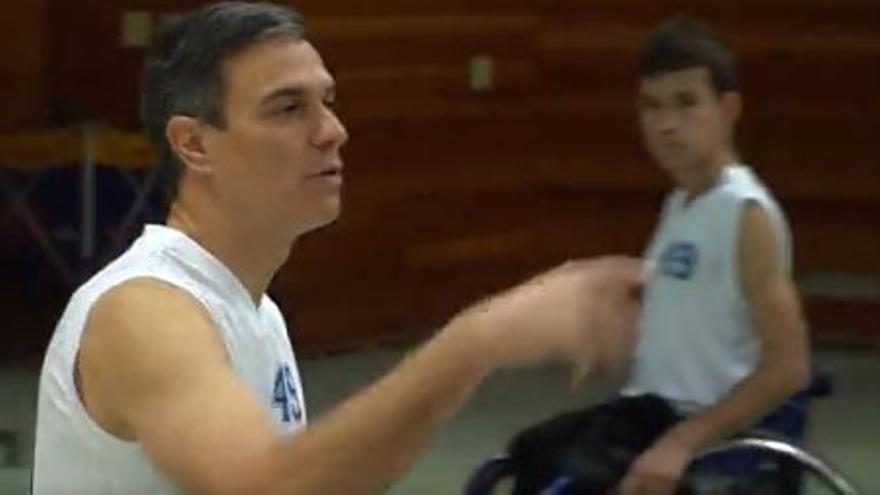 Vídeo: Pedro Sánchez disputa un partido de baloncesto en silla de ruedas