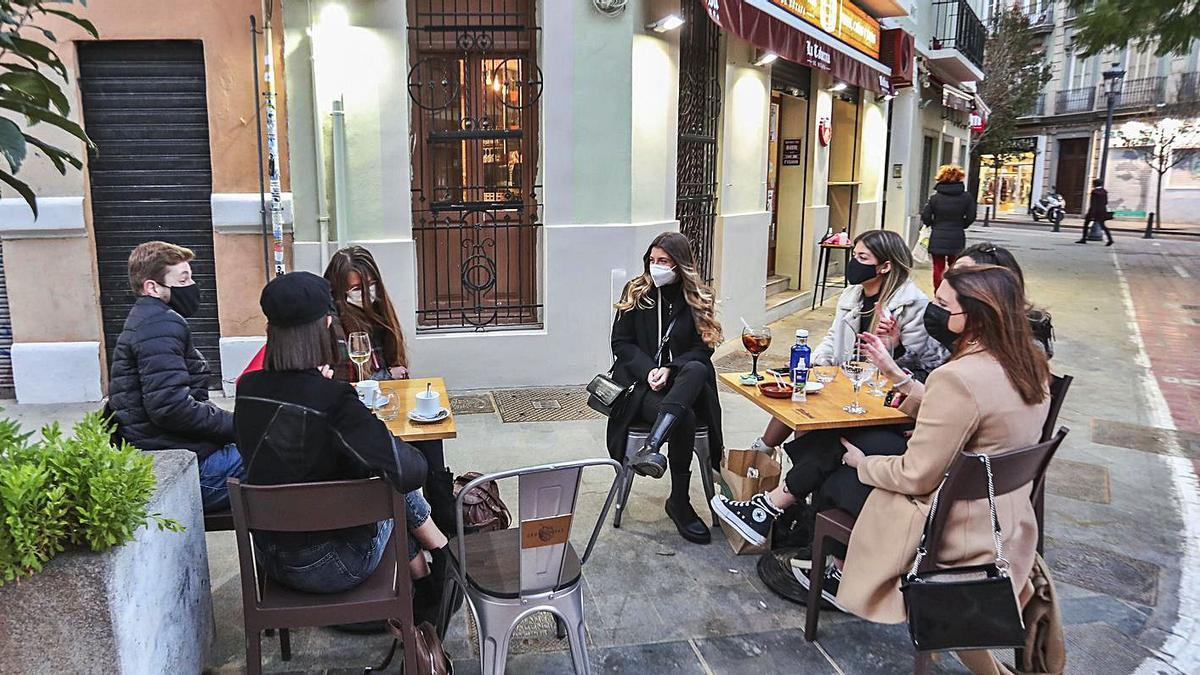 Grupos de personas de 
«tardeo» en el barrrio de
Russafa de València.  levante-emv