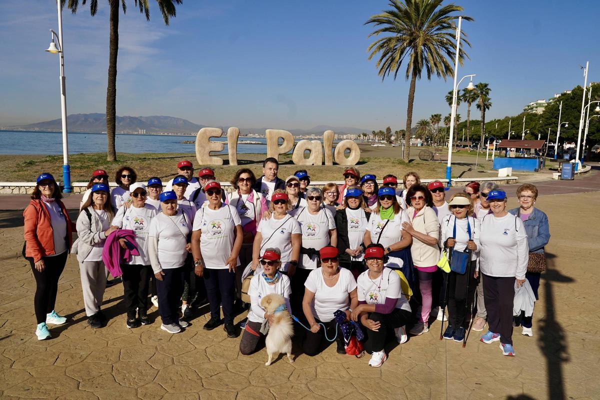 Muchos mayores de El Palo quedan todos los jueves a las 09,30 horas para desarrollar la actividad ‘Un millón de pasos’.