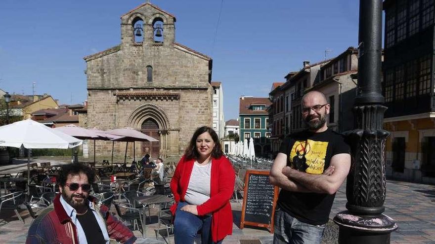 Los dramaturgos José Rico, Pilar Murillo y José Busto, ayer, en la plaza del Carbayo.