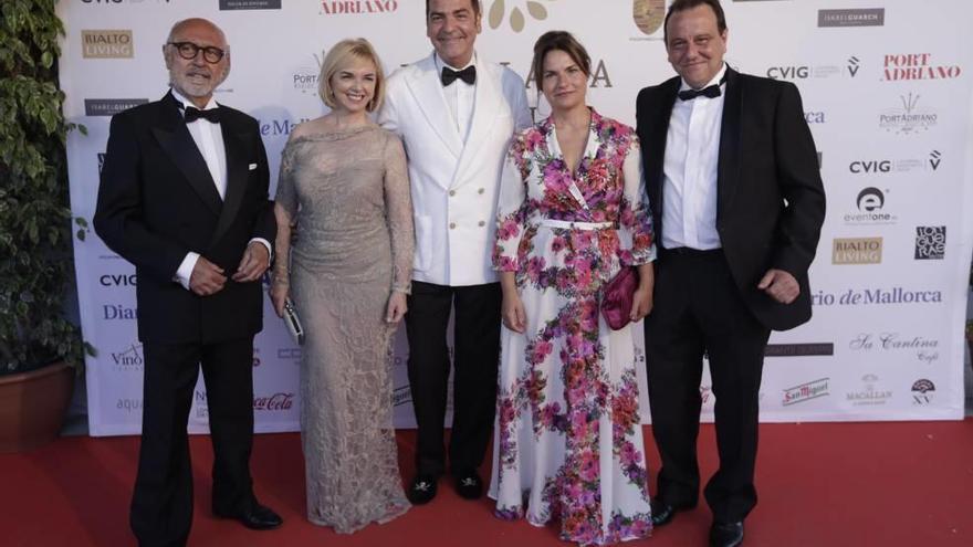 Esteban Mercer posa con el fiscal Horrach (d), su esposa Ana Zacher (2i), Magdalena Pol y Miguel Sagrera (i).
