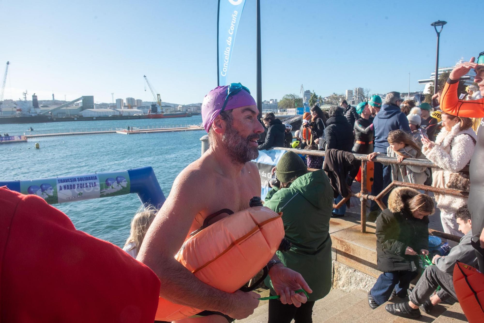 A Coruña desafía al frío y al mar para visibilizar la ELA