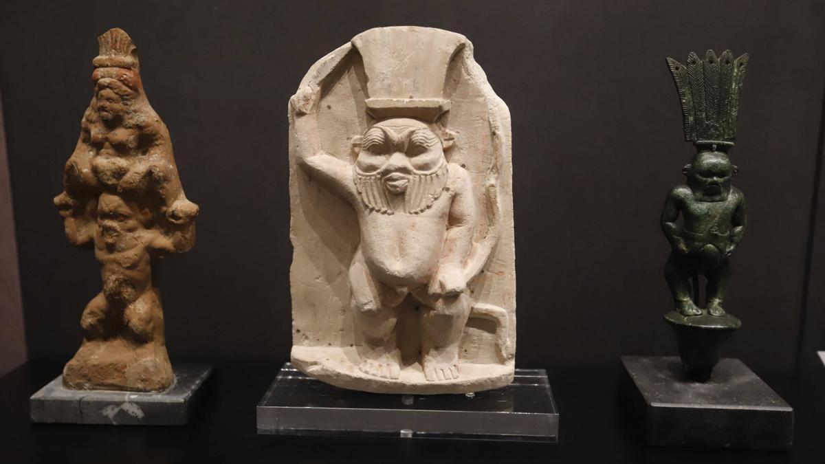 En el centro, representación del dios Bes, protector de los niños.