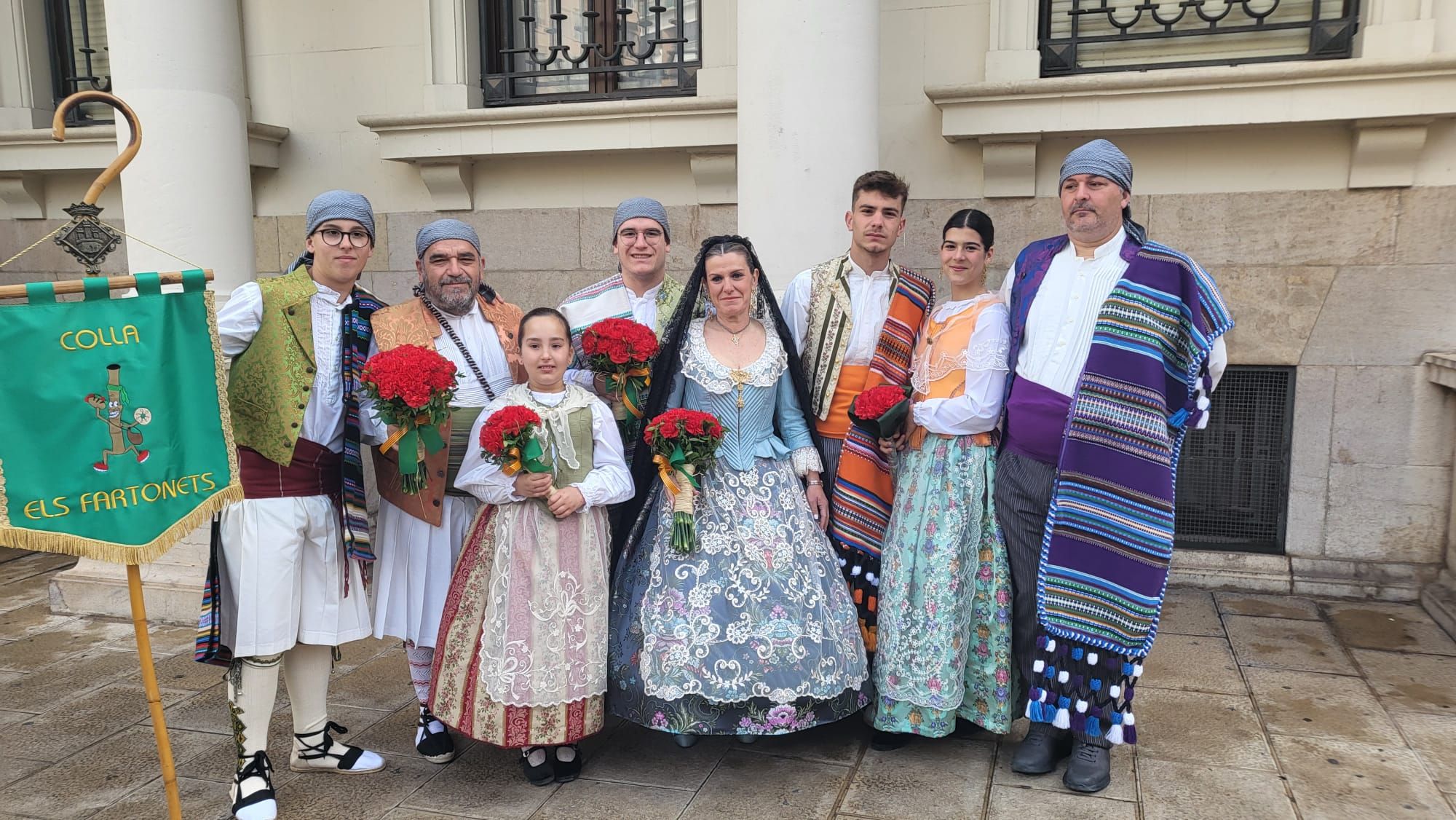 En la ofrenda, con el peculiar estandarte.