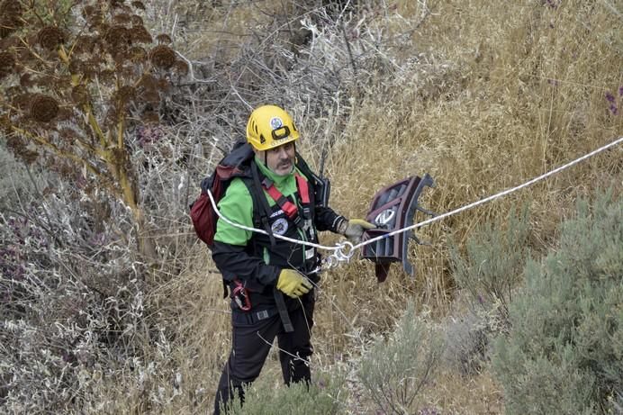 TEJEDA A 01/07/2017. Operación recuperar pertenencias del vehículo siniestrado en la Degollada de Las Palomas por el grupo GIOR. FOTO: J.PÉREZ CURBELO