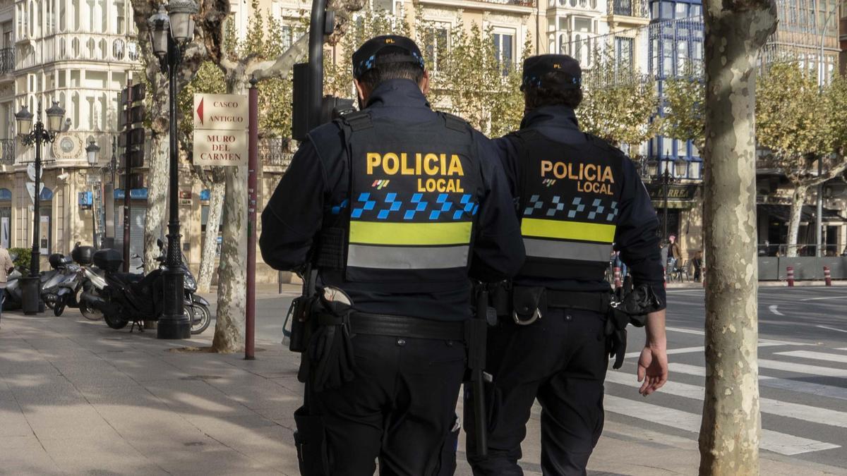 Imagen de archivo de dos policías locales de Logroño.