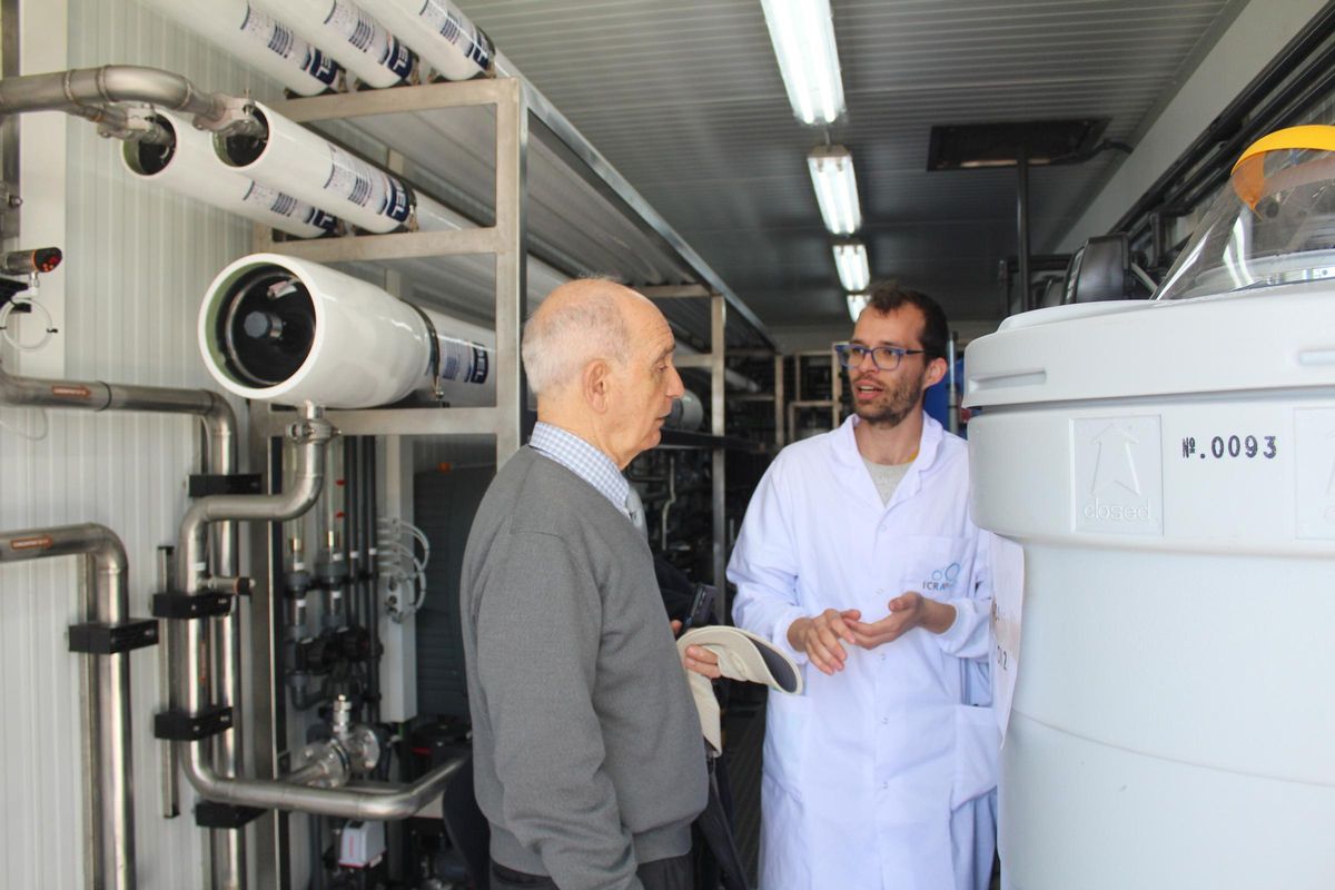 El doctor Rafel Mujeriego a la planta del projecte Aiguaneix de Roses