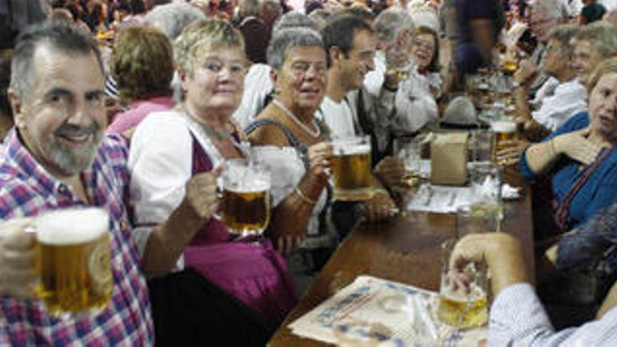 Residentes alemanes, en la fiesta de la cerveza de Calp.