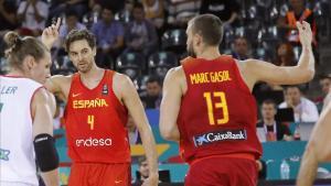 Pau Gasol saluda tras conseguir el triple que le convierte en máximo anotador de los Europeos