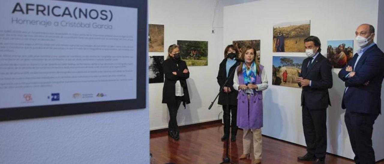 Una de las exposiciones que ha albergado la Delegación del Gobierno de Canarias en Madrid, Lola Padrón en el centro. | | LP/DLP