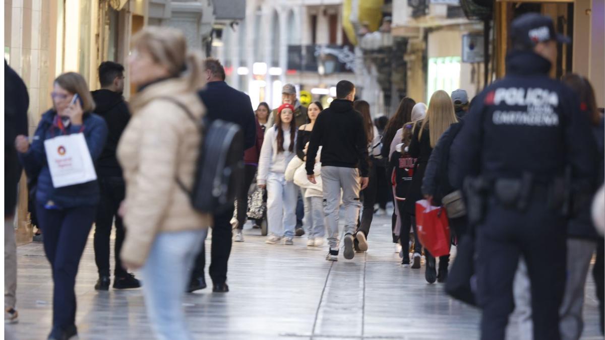 Vecinos de Cartagena en una céntrica calle de la ciudad.