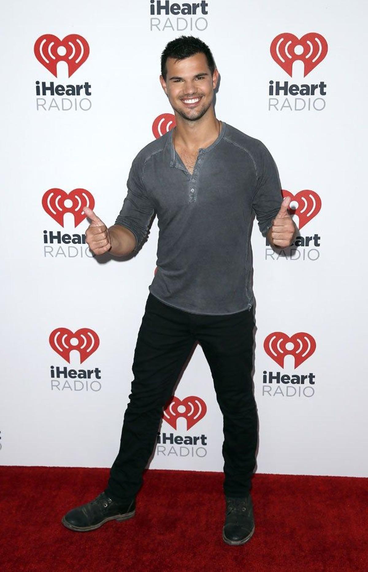 Taylor Lautner en la alfombra roja del iHeartRadio Festival