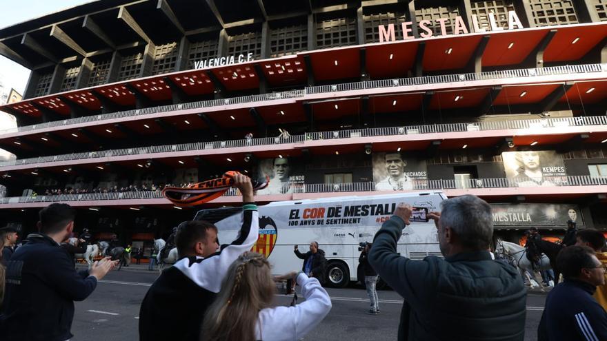 Así ha recibido la afición al Valencia CF en Mestalla antes de jugar la 'final' contra el Rayo Vallecano