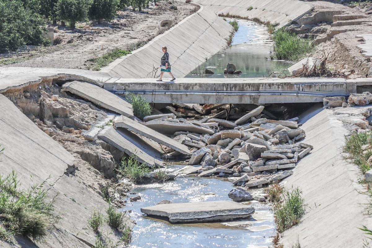 Destrozos provocados por la DANA de 2019 en el canal de la rambla del Derramador que discurre entre la Pedrera y Jacarilla y que fue reparado por la CHS