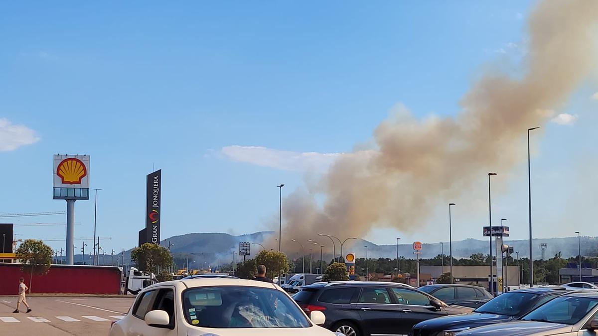 La columna de fum de l&#039;incendi des d&#039;un dels punts del municipi