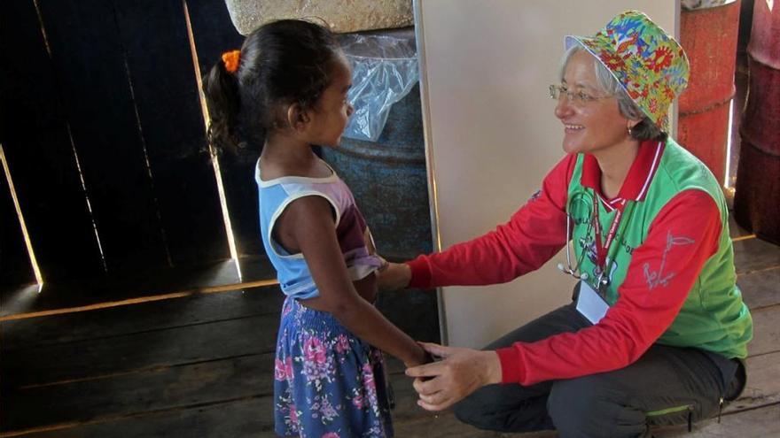 Antonia López, con una niña de una comunidad en la Amazonía brasileña