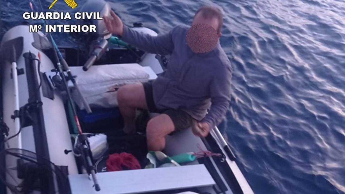 Imagen facilitada por la Guardia Civil del hombre en la barca.