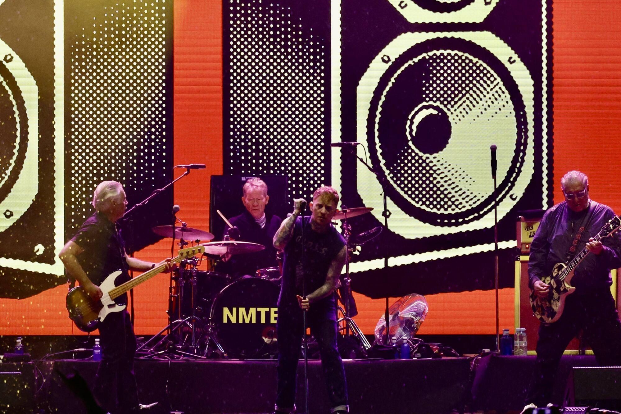 Así fue el concierto de los "Sex Pistols" en el festival Tsunami de Gijón.