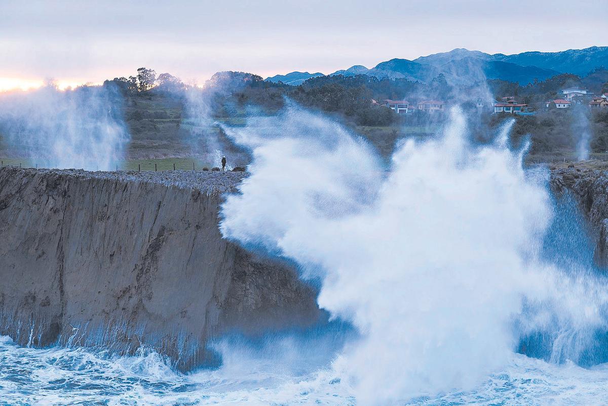 Temporal en los bufones de Pría, en Llanes, a finales de enero.