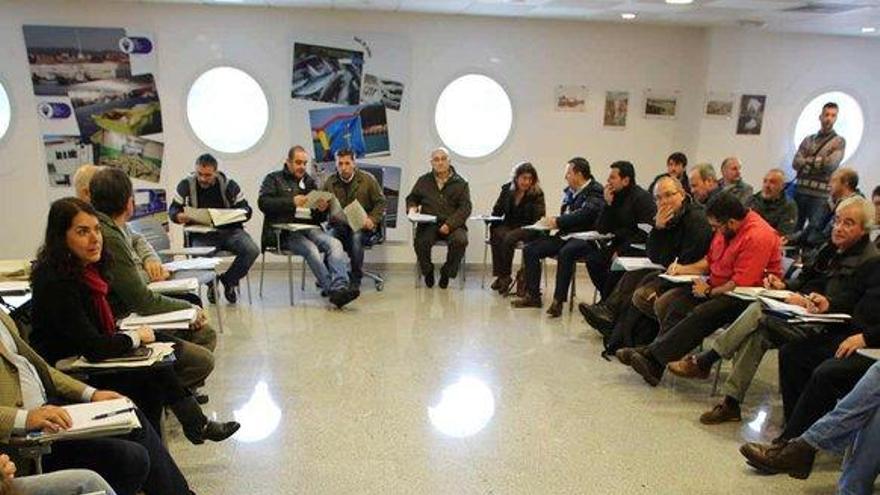 Los representantes del sector pesquero asturiano asistentes ayer a la reunión con ténicos de Medio Ambiente.