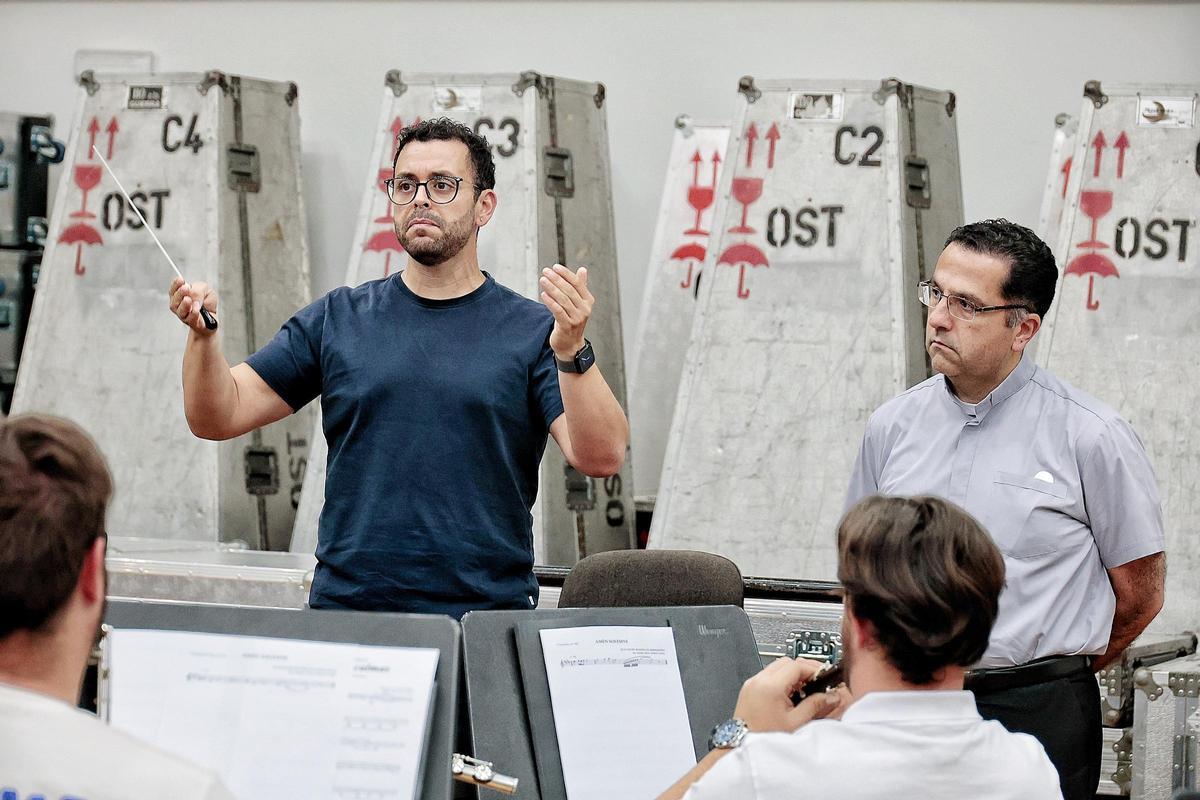 Primer ensayo general del coro y la orquesta de la misa del papa en el Puerto de Santa Cruz de Tenerife