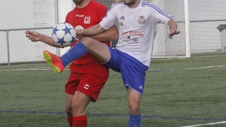 Sapi trata de controlar un balón ante la presión rival. // S. Álvarez