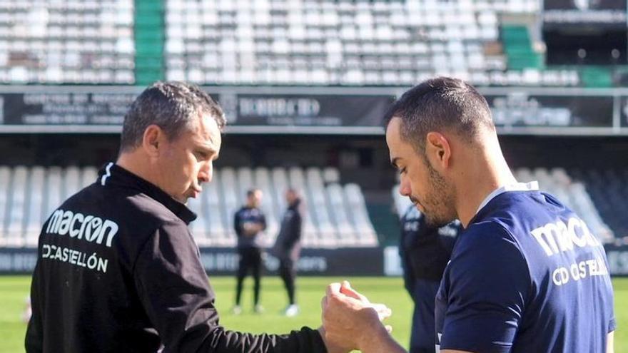 El técnico Sergi Escobar, en un entrenamiento reciente en el Estadio Castalia junto al delantero César Díaz.