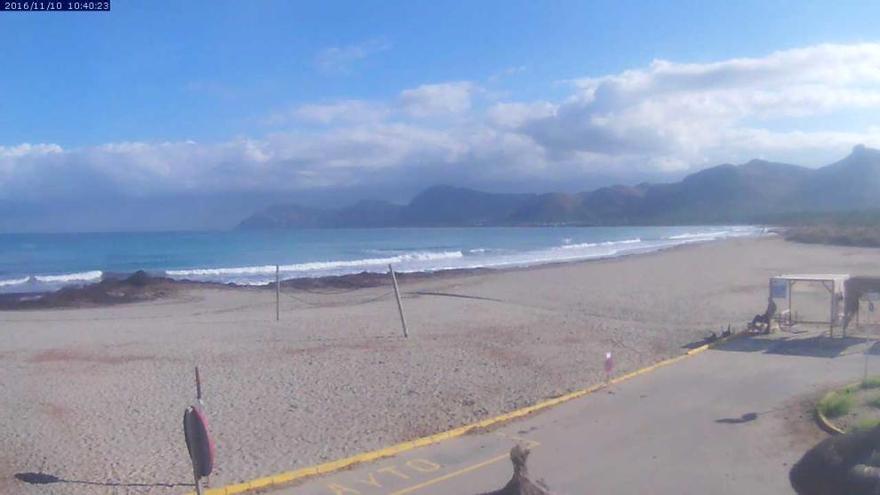 Sieht gar nicht schlecht aus! Sonne und Wolken am Donnerstagvormittag (10.11.) am Strand von Son Serra de Marina.