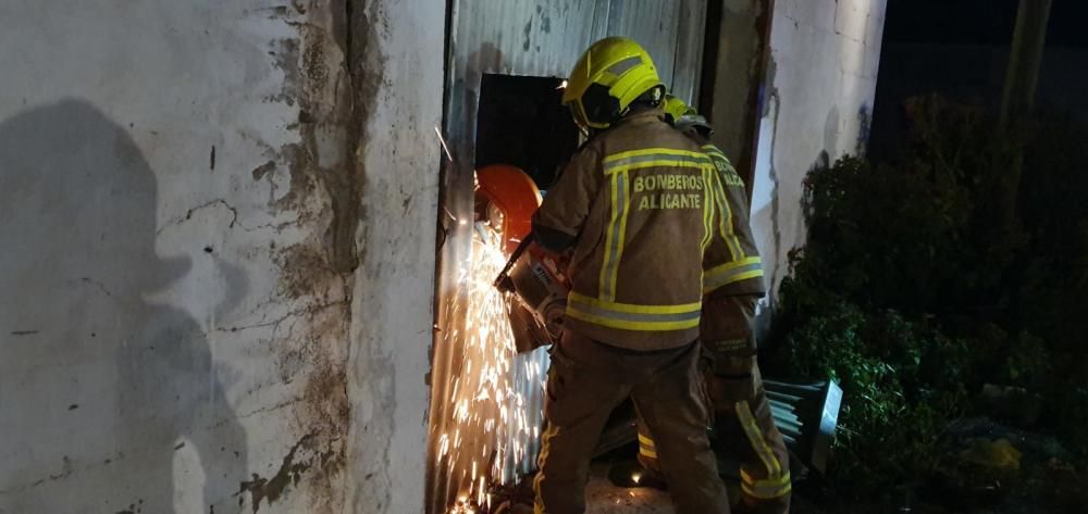 En el siniestro no se produjeron daños personales, aunque si ardió un vehículo de alta gama y la mitad de la nave de unos 200 metros cuadrados en la que se encontraban.