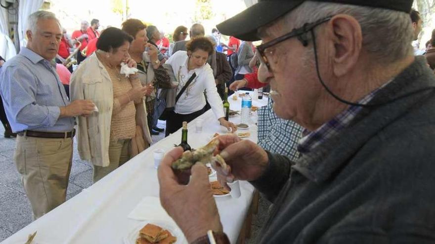 Vecinos y visitantes degustaron ayer los &quot;peixes&quot; de Bande. // Jesús Regal