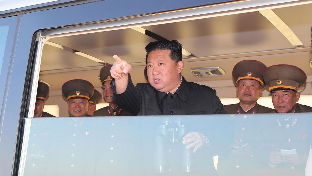 Kim Jong Un observa las pruebas de una nueva arma guiada en Corea del Norte