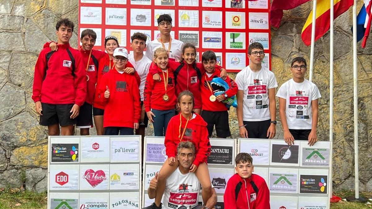 El equipo del San Gregorio Ciudad de Zamora en el podio de Miranda de Ebro