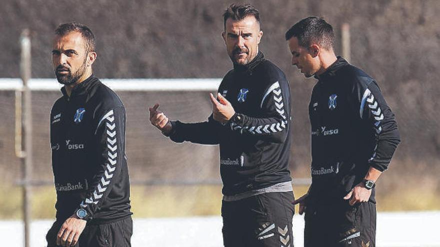 López Garai, en el centro, con su cuerpo técnico en un entrenamiento reciente en El Mundialito.