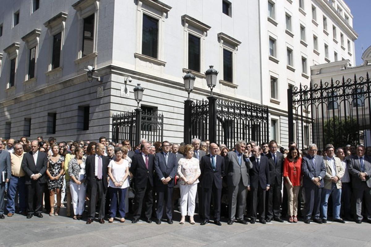 Els diputats guarden un minut de silenci a l’exterior del Congrés per l’accident ferroviari.