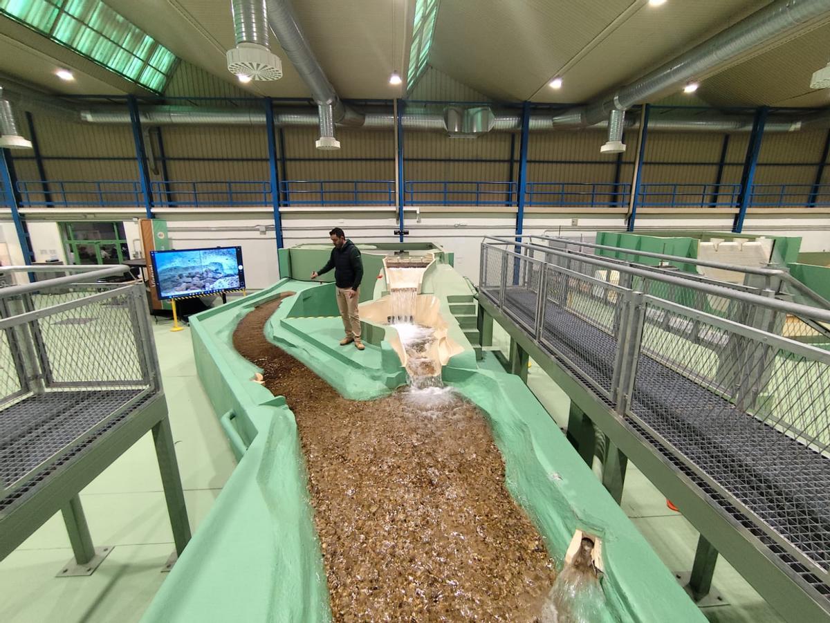 Laboratorio de hidráulica, con la maqueta a escala de la presa de Ricobayo.