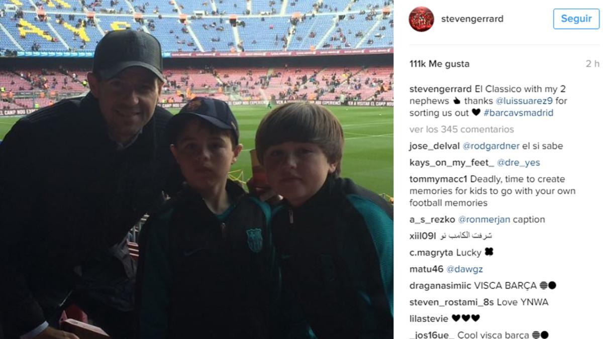 La imagen de Steven Gerrard y sus sobrinos en la grada del Camp Nou para seguir el Barça - Real Madrid en directo