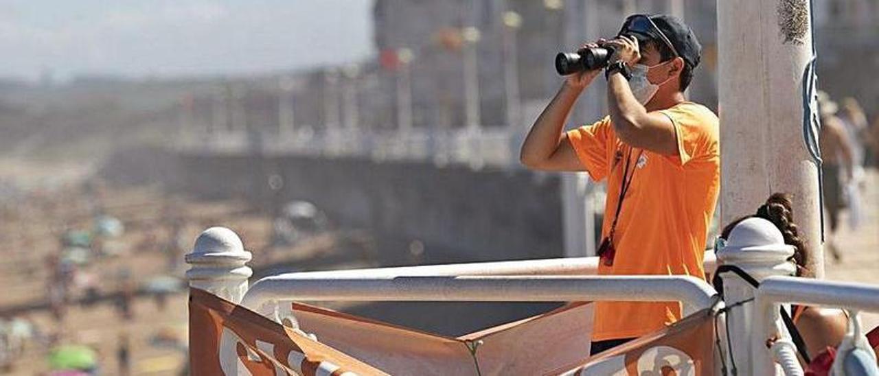 Un socorrista vigilando la playa de Salinas el pasado mes de agosto. | Ricardo Solís