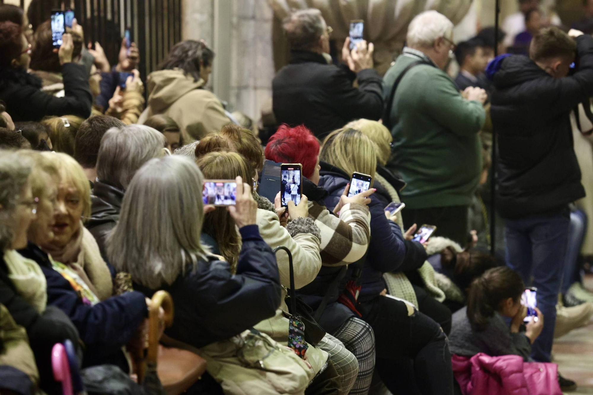 La lluvia chafa al Señor de Oviedo y obliga a suspender la procesión del Nazareno