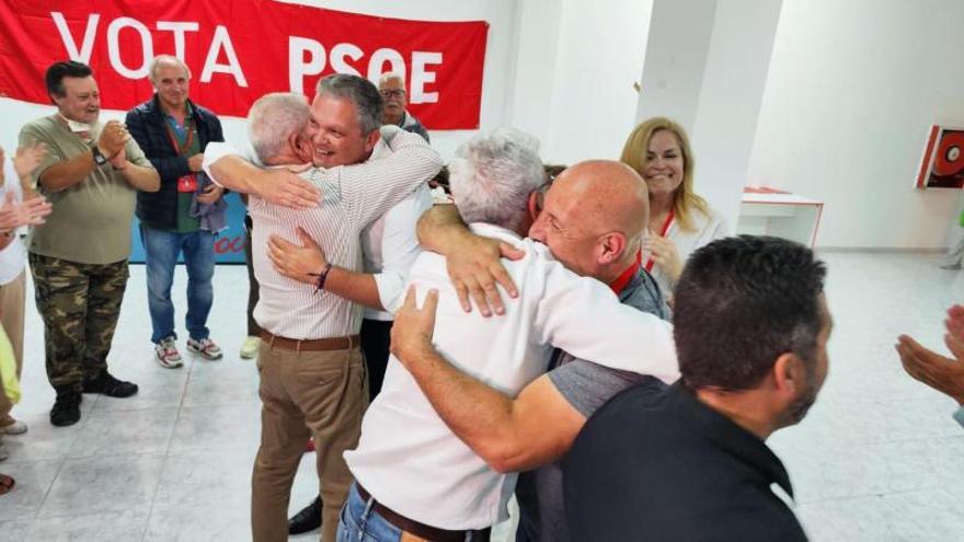 Alfredo Mendoza celebra su victoria en Arrecife en la jornada electoral. | |