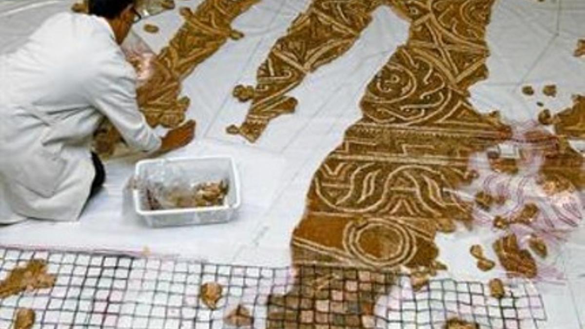 Una arqueóloga trabaja en la recuperación del mosaico de La Sagrera, ayer.