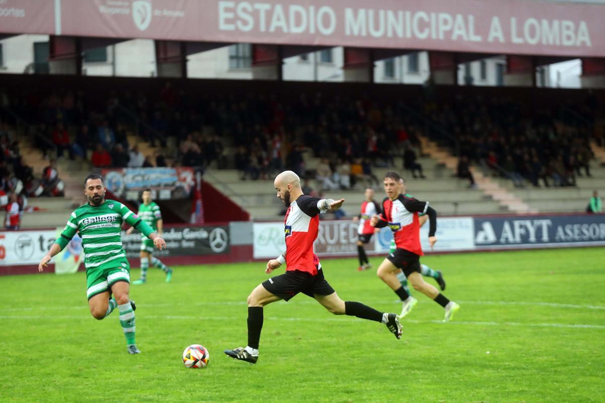 Borja Míguez dispara a portería en una de las ocasiones claras que tuvo el Arosa en el partido de ayer.