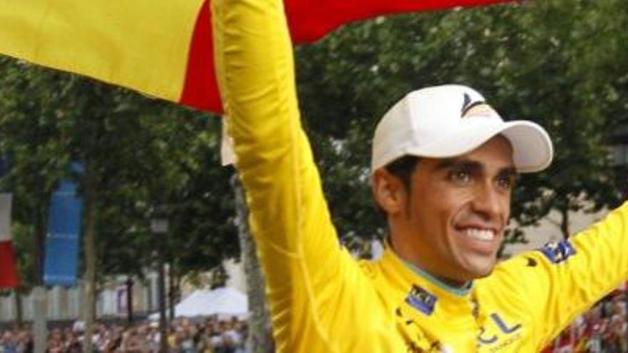 El ciclista posa con la bandera española para celebrar la consecución de su tercer Tour de Francia.