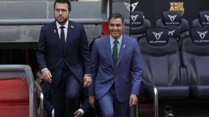 El presidente del Gobierno, Pedro Sánchez, con el president catalán, Pere Aragonés, en la entrega de los Premios Pimes en el Camp Nou (Barcelona).