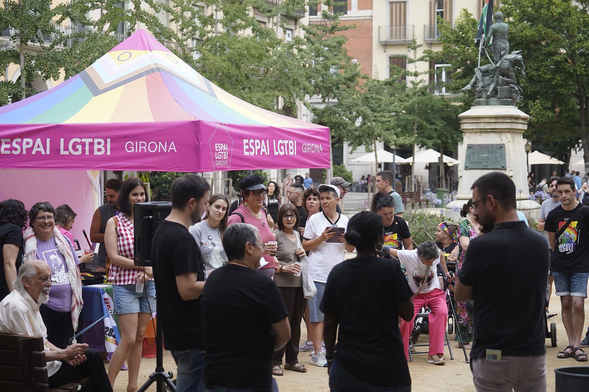 Les imatges de la restitució de la placa de Girona dels 50 anys de la revolta Stonewall