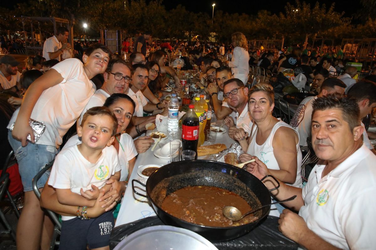 La cena de &#039;tombet de bou&#039; es la cita gastronómica más multitudinaria de cuantas organiza la Comissió de Penyes de Vila-real.