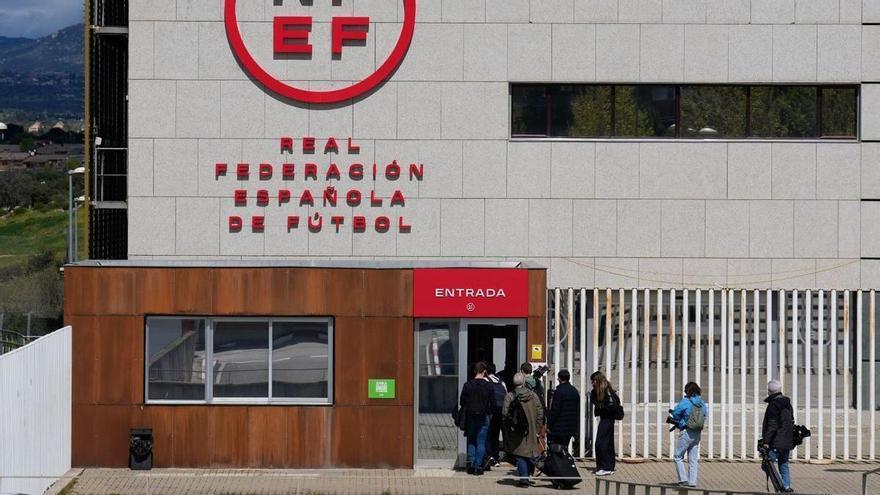 El árbitro de Segunda investigado por violar a una prostituta en Gijón simulando ser policía fue identificado por su teléfono móvil