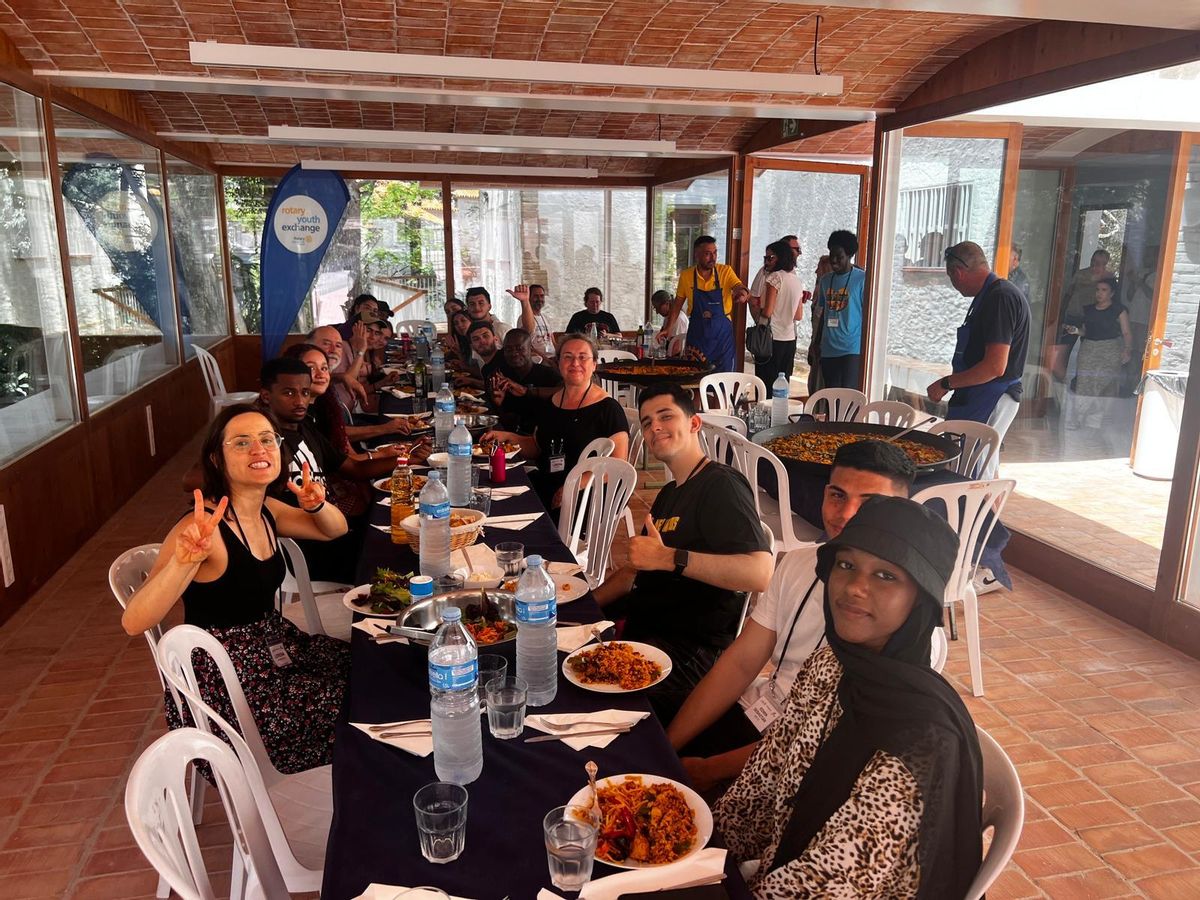 Foto de familia de la comida de hermandad.