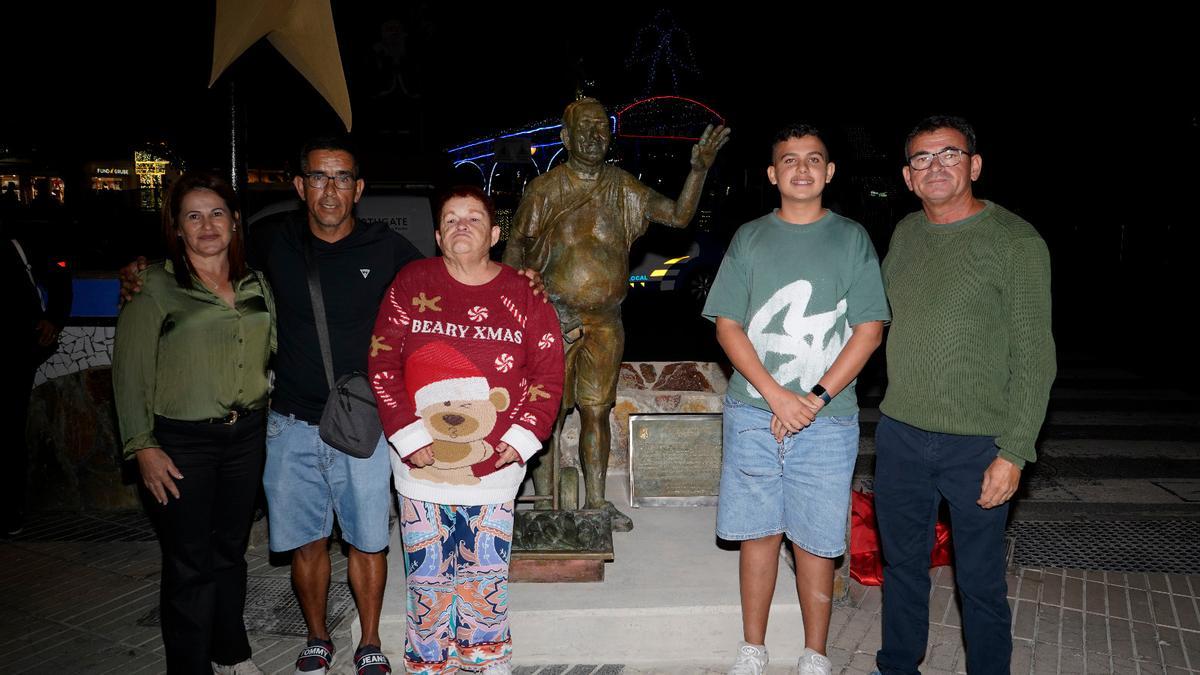 Familiares de Pedro Ulla junto al reconocimiento